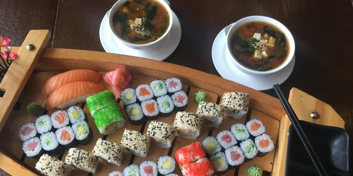 Až 72 ks pestrého sushi, minizávitky, wakame saláty i miso polévky