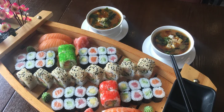Až 72 ks pestrého sushi, minizávitky, wakame saláty i miso polévky