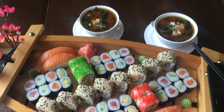 Až 72 ks pestrého sushi, minizávitky, wakame saláty i miso polévky