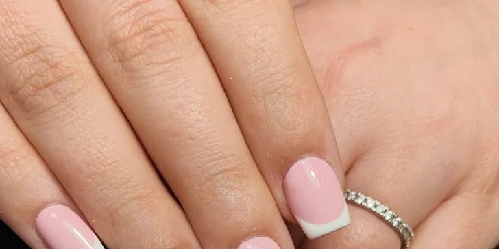 Péče o vaše ruce: klasická manikúra, Shellac nebo P-Shine v Košířích