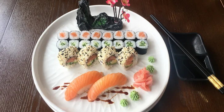 Až 72 ks pestrého sushi, minizávitky, wakame saláty i miso polévky