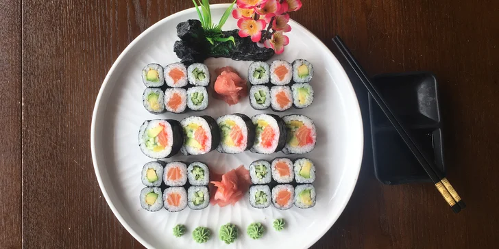 Až 72 ks pestrého sushi, minizávitky, wakame saláty i miso polévky