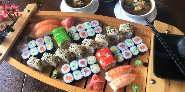 Až 72 ks pestrého sushi, minizávitky, wakame saláty i miso polévky