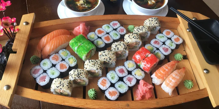 Až 72 ks pestrého sushi, minizávitky, wakame saláty i miso polévky