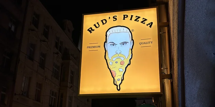 Čtvrtina pizzy o průměru 40 cm podle výběru v Rud’s pizza v centru Plzně