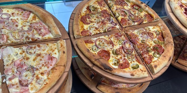 Čtvrtina pizzy o průměru 40 cm podle výběru v Rud’s pizza v centru Plzně