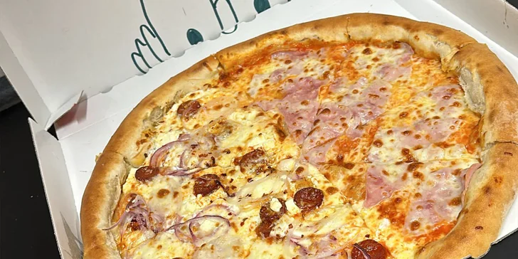 Čtvrtina pizzy o průměru 40 cm podle výběru v Rud’s pizza v centru Plzně