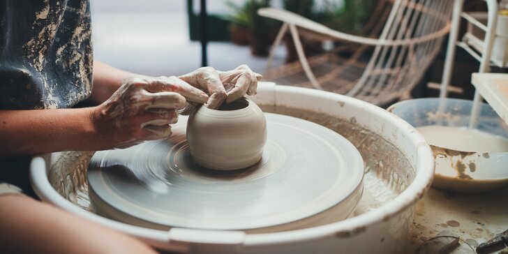 Individuální i skupinový kurz keramiky: točení na kruhu, modelování i glazování, 6 hodin či 10 lekcí