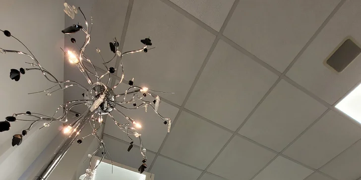 Kosmetické ošetření pleti s mikrodermabrazí, peelingem i masáží