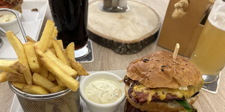Burger podle výběru a hranolky pro 1 nebo 2 osoby: slaninový, kuřecí i double