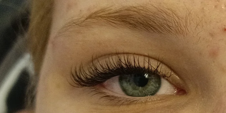 Prodloužení řas pomocí UV lash systému: light volume i přirozeně vypadající metoda řasa na řasu