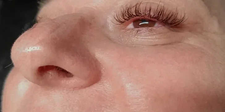 Prodloužení řas pomocí UV lash systému: light volume i přirozeně vypadající metoda řasa na řasu