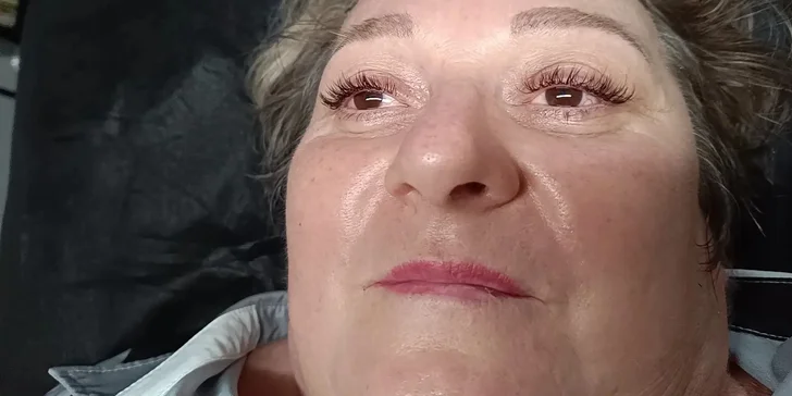 Prodloužení řas pomocí UV lash systému: light volume i přirozeně vypadající metoda řasa na řasu