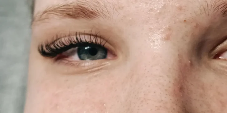 Prodloužení řas pomocí UV lash systému: light volume i přirozeně vypadající metoda řasa na řasu