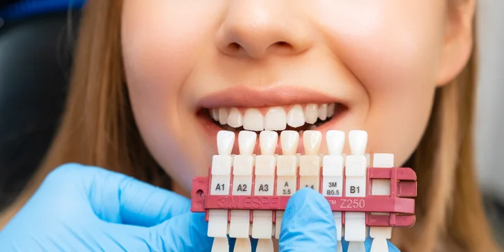 Dentální péče pro dospělé: dentální hygiena s odstraněním zubního kamene, air-flow a bělením zubů