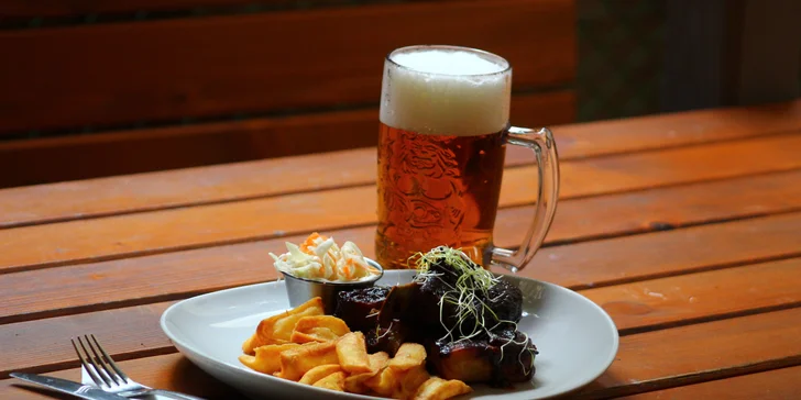 600 g kuřecích křídel neb žeber a k tomu hranolky nebo i pivo Radegast