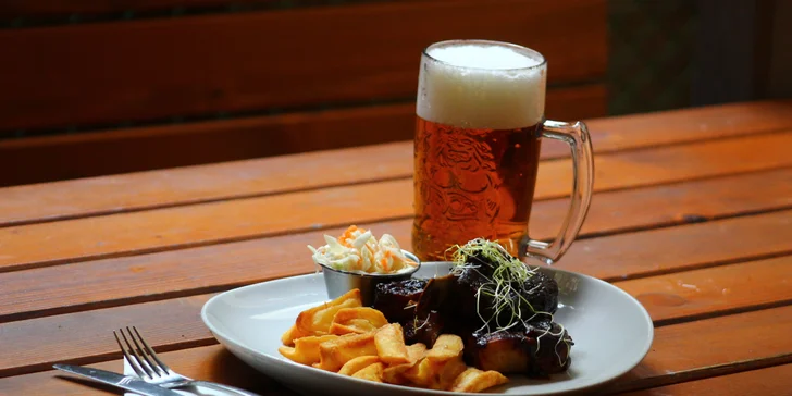 600 g kuřecích křídel neb žeber a k tomu hranolky nebo i pivo Radegast