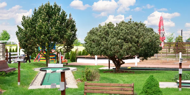 Venkovní minigolf i s kuřecími stripsy a hranolky pro děti i dospělé