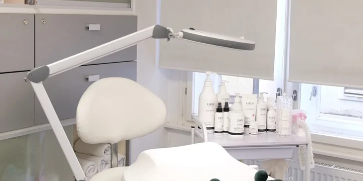 Kosmetické ošetření pleti s mikrodermabrazí, peelingem i masáží