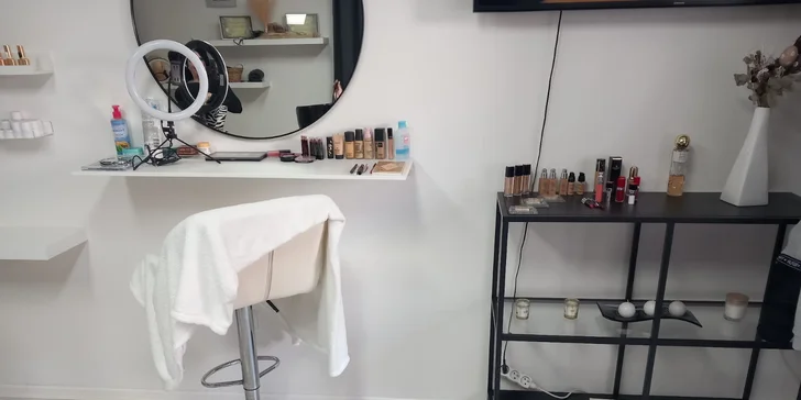Prodloužení řas pomocí UV lash systému: light volume i přirozeně vypadající metoda řasa na řasu