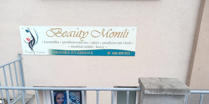 Prodloužení řas pomocí UV lash systému: light volume i přirozeně vypadající metoda řasa na řasu