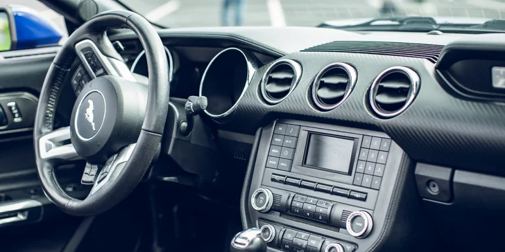 Dodge Challenger nebo Ford Mustang s pevnou střechou či cabrio: až 180 min. jízdy