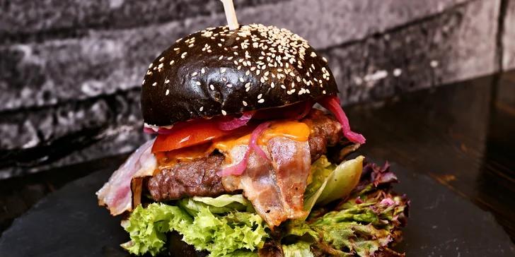 Burger s hranolky a dipem pro jednoho: hamburger, cheese, slanina i 250g dvouručák