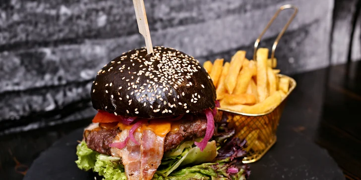 Burger s hranolky a dipem pro jednoho: hamburger, cheese, slanina i 250g dvouručák