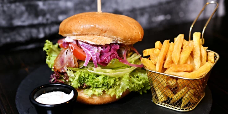Burger s hranolky a dipem pro jednoho: hamburger, cheese, slanina i 250g dvouručák