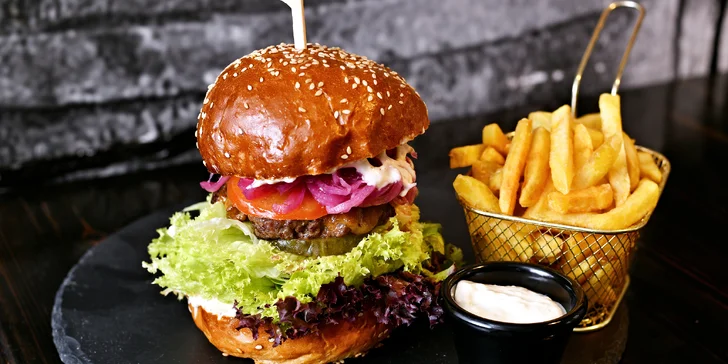 Burger s hranolky a dipem pro jednoho: hamburger, cheese, slanina i 250g dvouručák