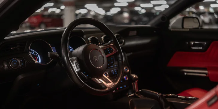 Dodge Challenger nebo Ford Mustang s pevnou střechou či cabrio: až 180 min. jízdy