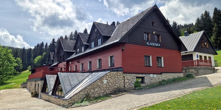 Horský hotel na sjezdovce v srdci Krkonoš: polopenze, vyhřívaný bazén, sauna, herna i slevová karta
