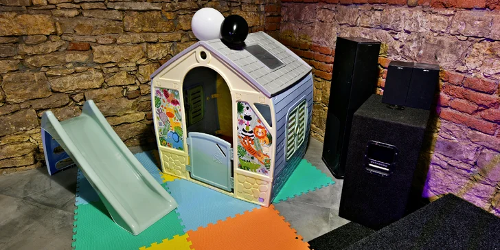 Pronájem prostor v asijské restauraci na Andělu až pro 50 osob: karaoke, plátno, dětský koutek i hry