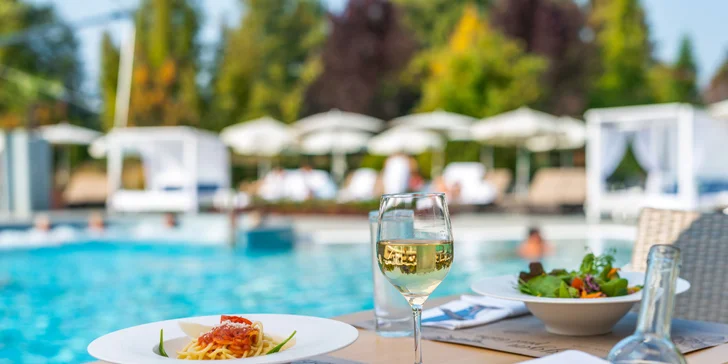 5* luxus v Sárváru: neomezený wellness a 22 bazénů, pokoj s terasou a božská gastronomie