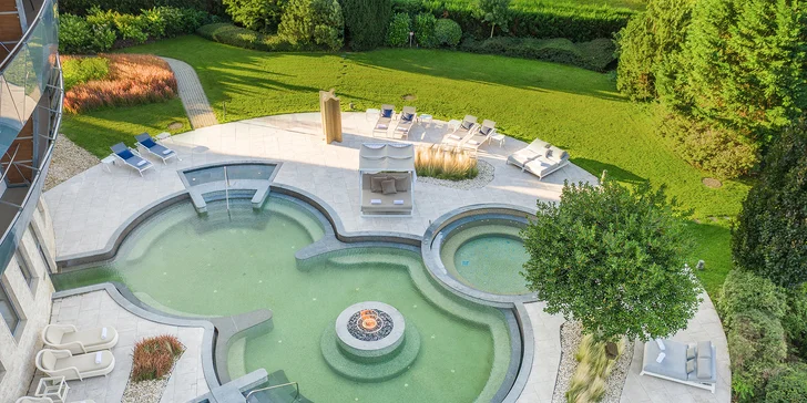 5* luxus v Sárváru: neomezený wellness a 22 bazénů, pokoj s terasou a božská gastronomie