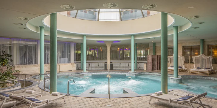 5* luxus v Sárváru: neomezený wellness a 22 bazénů, pokoj s terasou a božská gastronomie