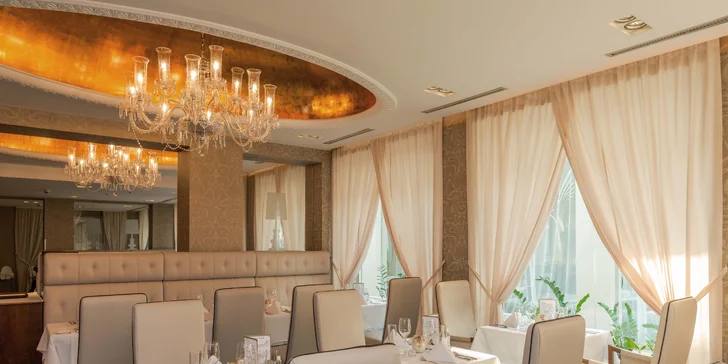 5* luxus v Sárváru: neomezený wellness a 22 bazénů, pokoj s terasou a božská gastronomie