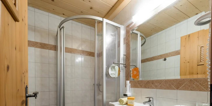 Údolí Gastein: hotel v 1000 m n. m., bohatě vybavený wellness, polopenze a půjčení kol
