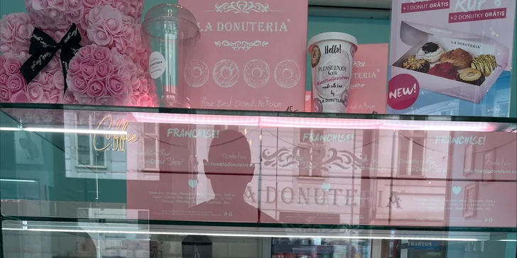 Káva a k tomu donut dle výběru: lesní ovoce, maliny, vanilka a pistácie, nutella i lotus