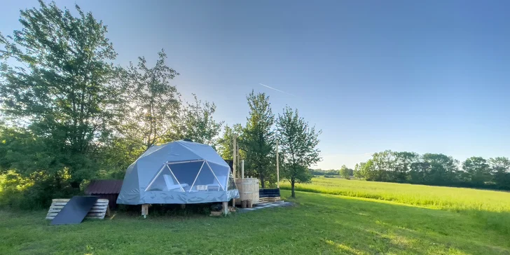 Jedinečný glamp na Zemplíne: romantika v prírode s kúpaním v drevenej kadi