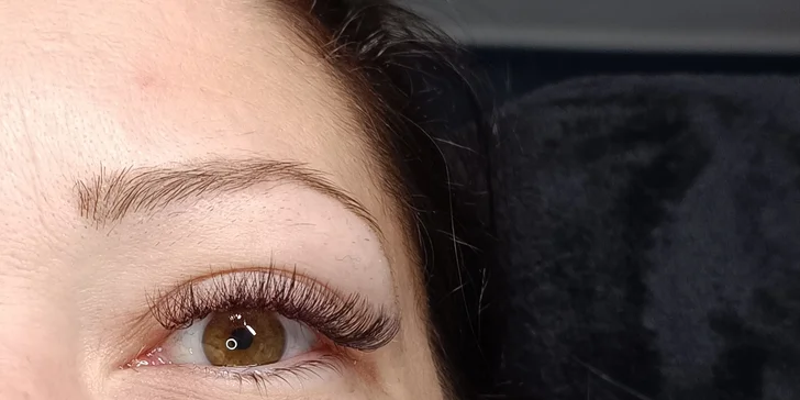 Prodloužení řas pomocí UV lash systému: light volume i přirozeně vypadající metoda řasa na řasu