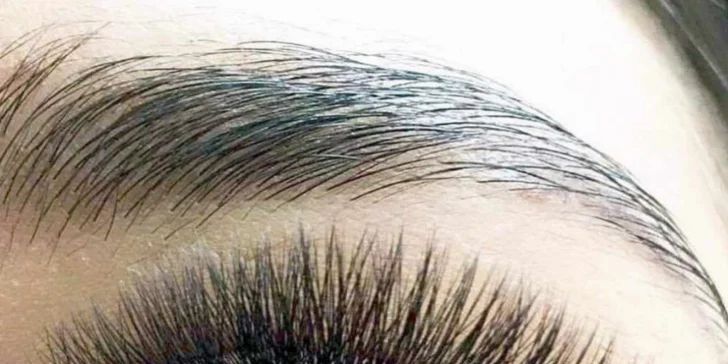 Prodloužení řas pomocí UV lash systému: light volume i přirozeně vypadající metoda řasa na řasu