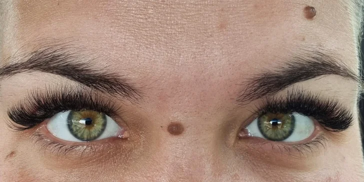 Prodloužení řas pomocí UV lash systému: light volume i přirozeně vypadající metoda řasa na řasu