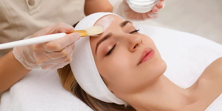 Kosmetická péče v délce 60, nebo rovnou 90 minut: čištění, peeling, masáž i úprava obočí