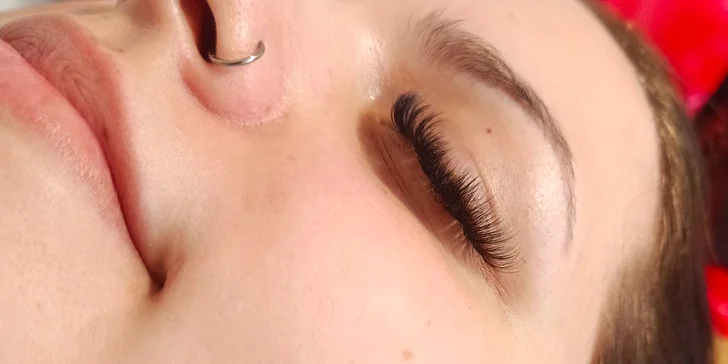 Prodloužení řas pomocí UV lash systému: light volume i přirozeně vypadající metoda řasa na řasu