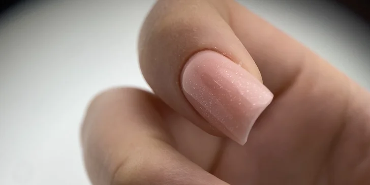 Krásně pěstěné ruce a nohy: manikúra vč. P-shine, gel laku, gelové nehty či pedikúra