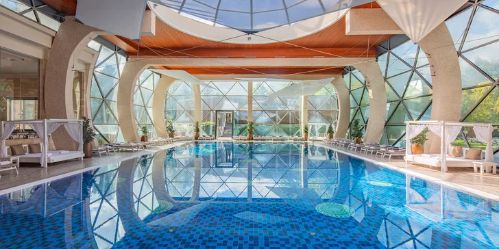 5* luxus v Sárváru: neomezený wellness a 22 bazénů, pokoj s terasou a božská gastronomie