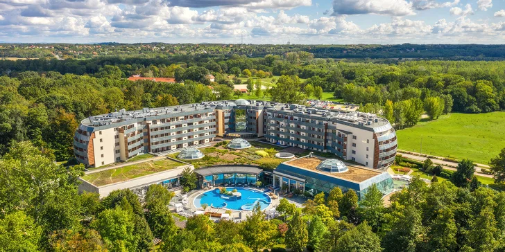 5* luxus v Sárváru: neomezený wellness a 22 bazénů, pokoj s terasou a božská gastronomie