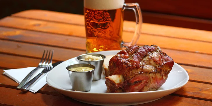 Vepřové koleno s chlebem i půllitrem piva Radegast pro 1 či 2 osoby