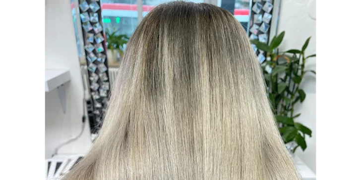 Zesvětlení moderními kombinovanými technikami: balayage, foliage, melír i crotchet